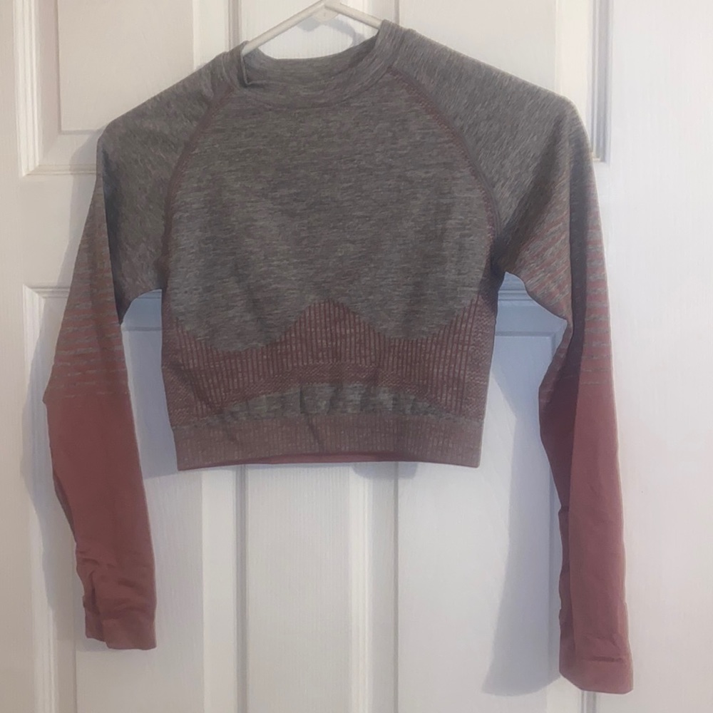 Athletic crop long sleeve shirt
